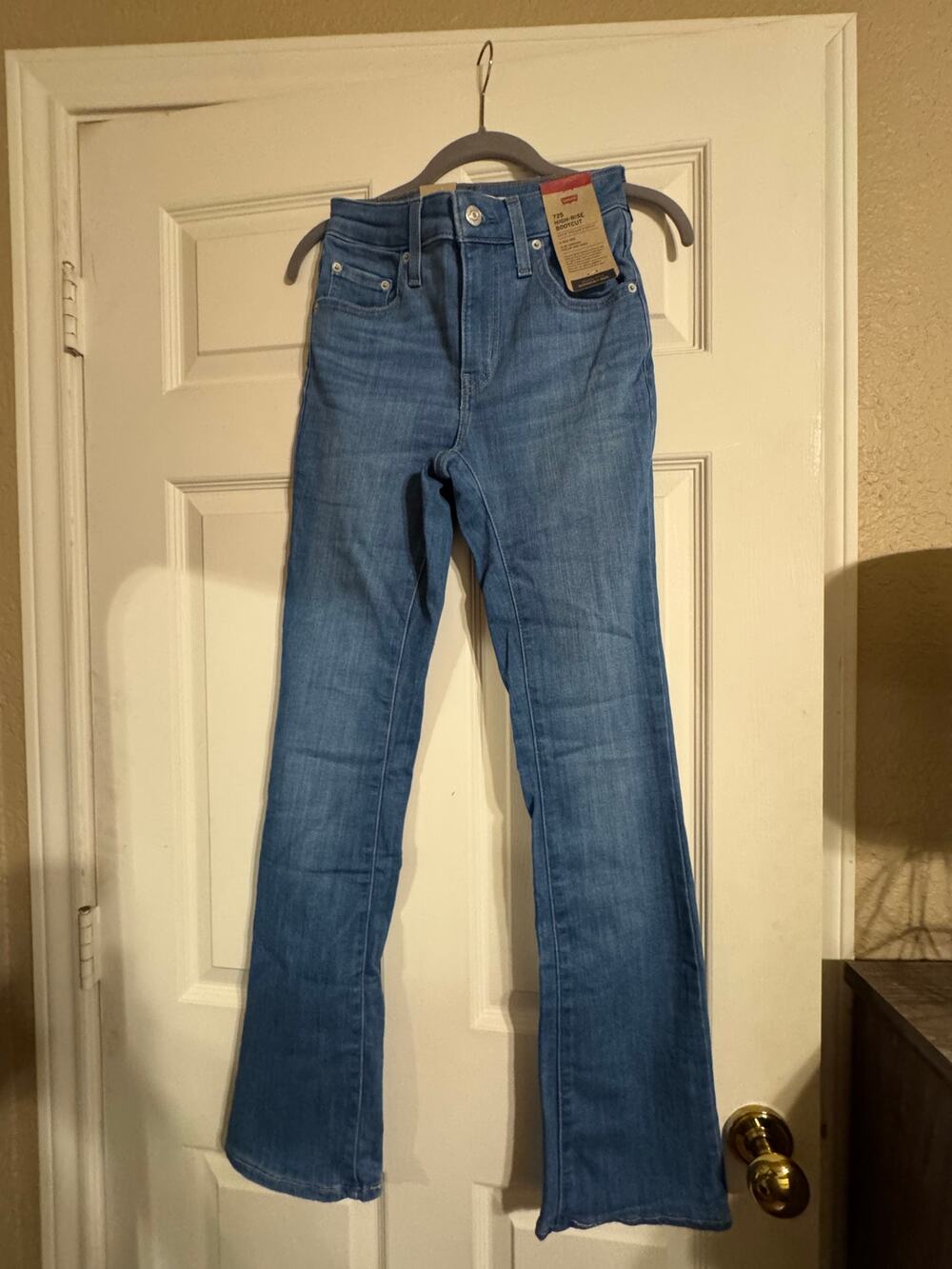 Levi's 725 High-Rise Bootcut Size: 24 x 32 (Label reads: W24 / L32 / 00 Medium)